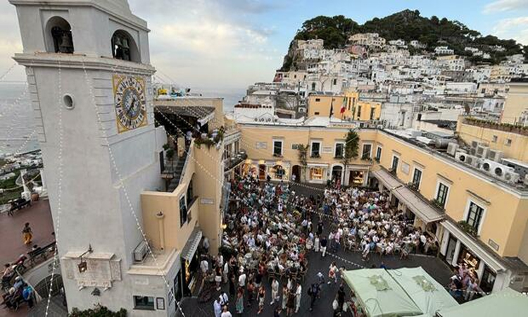 ইতালির ক্যাপ্রিতে বড় পর্যটক দল সীমিত করা হচ্ছে