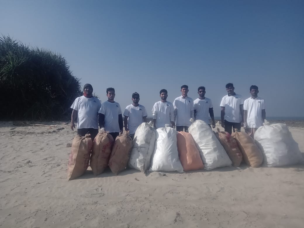 সেন্টমার্টিনে দুই দিনের বিচ ক্লিনিং , ২৫শ কেজি বর্জ্য সংগ্রহ