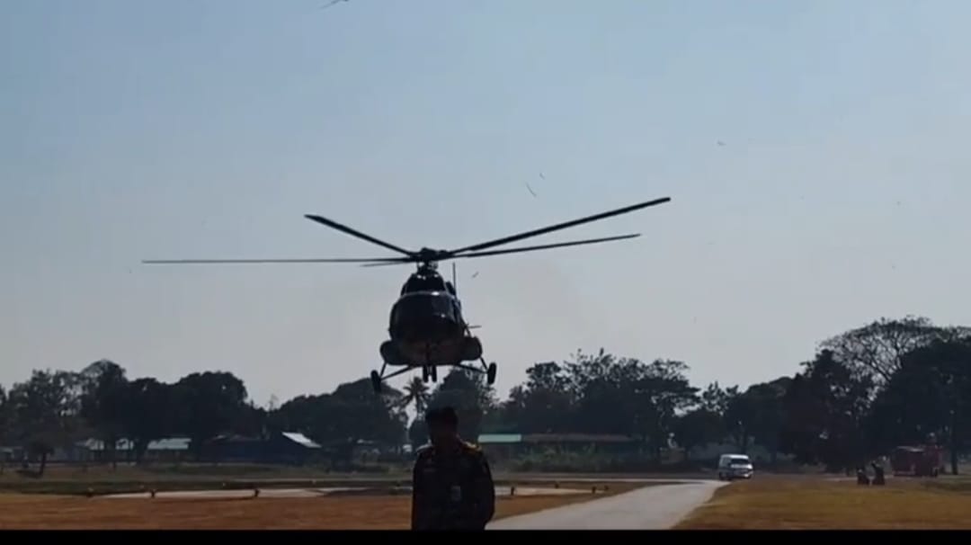 খাগড়াছড়ির দুর্গম ভোটকেন্দ্রে হেলিকপ্টারে নির্বাচনী সরঞ্জাম পৌঁছেছে 