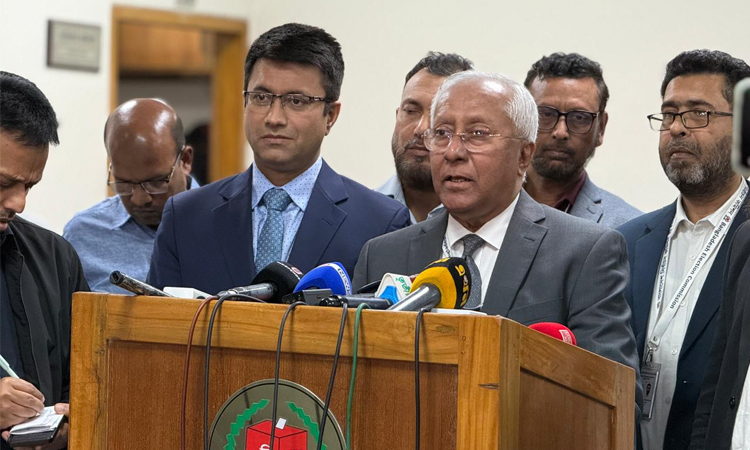 কেন্দ্রে মোবাইল ব্যবহারে বাধা না থাকলেও গোপন কক্ষে নিষিদ্ধ : ইসি সচিব