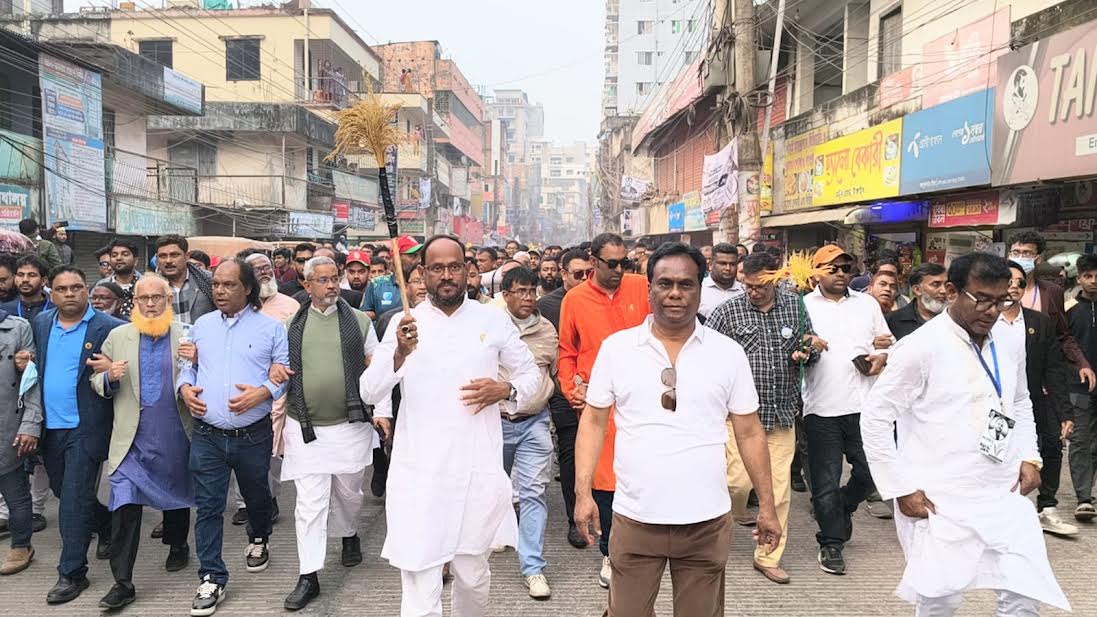 টাঙ্গাইল-৫ আসনে বিএনপি প্রার্থী সুলতান সালাউদ্দিন টুকুর গণমিছিলে জনস্রোত