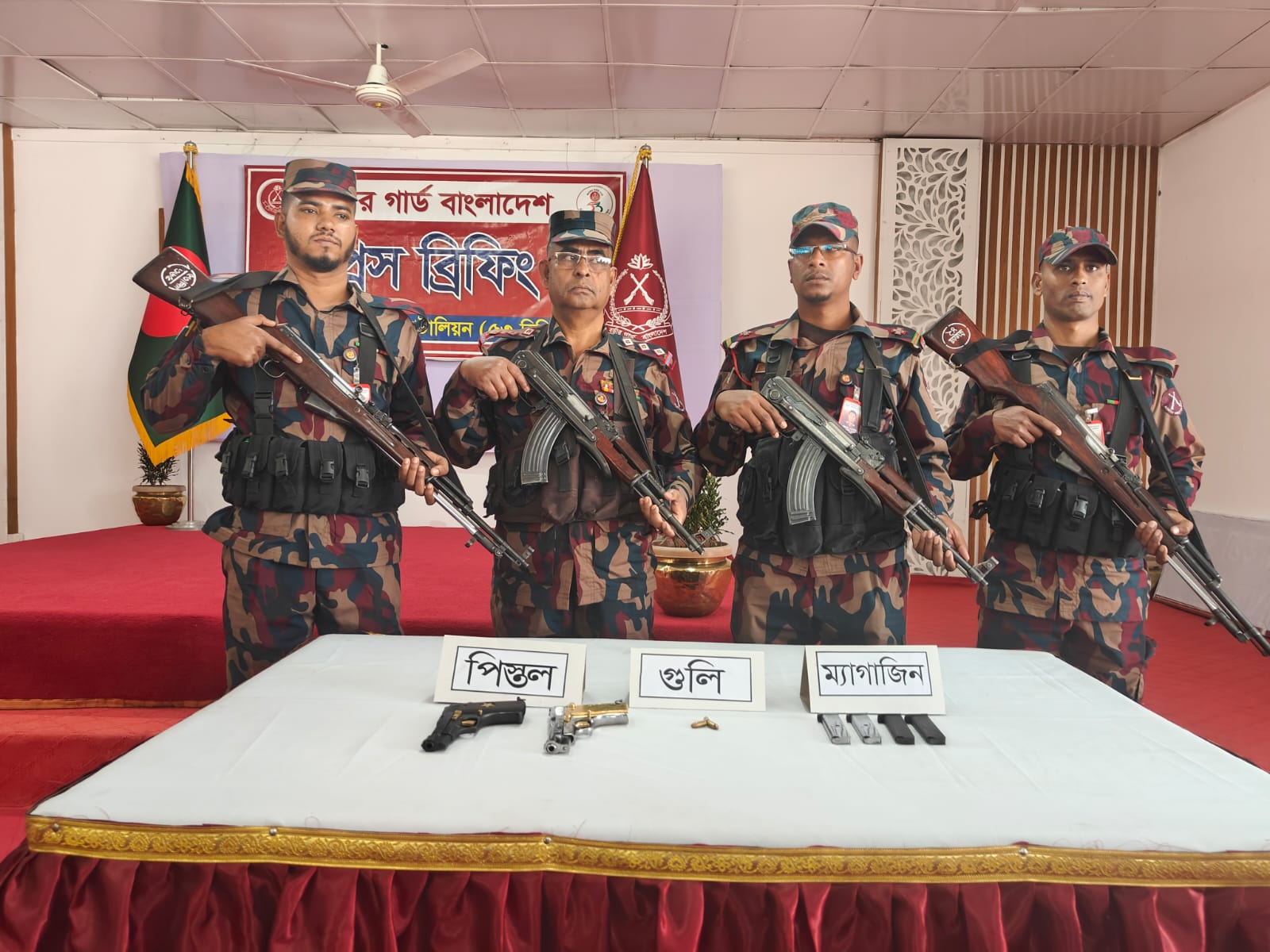 চাঁপাইনবাবগঞ্জে অস্ত্র ও গুলি উদ্ধার