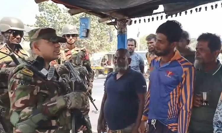 জাতীয় নির্বাচন উপলক্ষে সাতক্ষীরায় সেনাবাহিনীর টহল জোরদার 