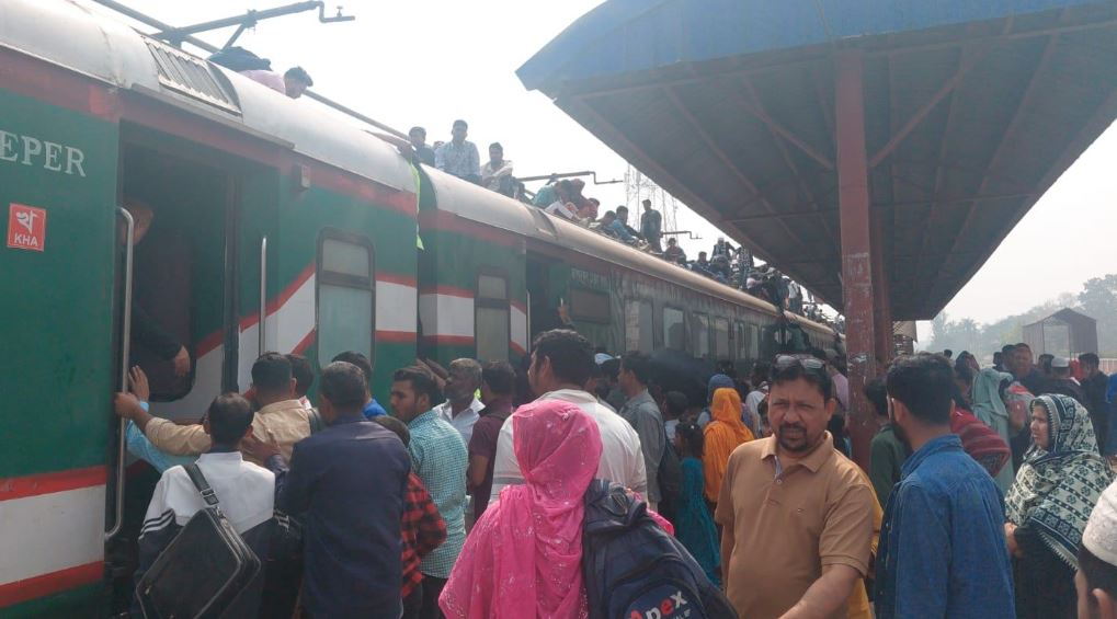 গাজীপুরে ভোট দিতে কর্মজীবী মানুষ উৎসবের আমেজে বাড়ি ফিরছে