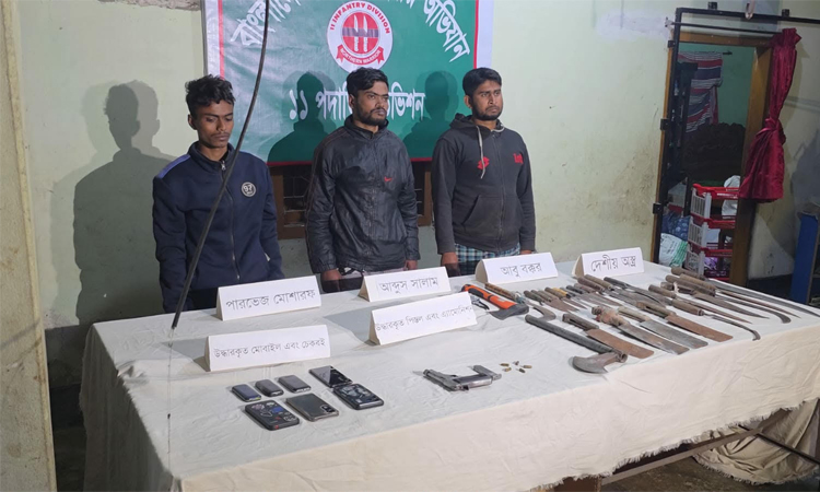 বগুড়ায় সেনাবাহিনীর অভিযানে আগ্নেয়াস্ত্রসহ তিন সন্ত্রাসী গ্রেফতার