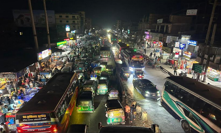 পছন্দের প্রার্থীকে ভোট দিতে ঢাকা-চট্টগ্রাম মহাসড়কে ঘরমুখো মানুষের ঢল