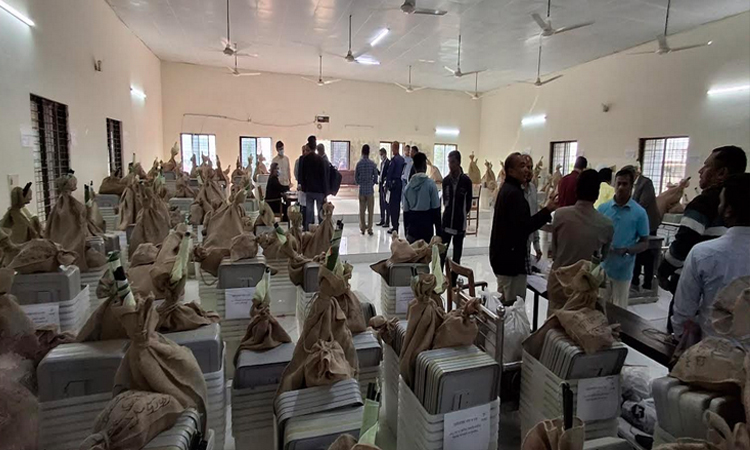 নোয়াখালীতে কেন্দ্রে পাঠানো হচ্ছে নির্বাচনী সরঞ্জাম 