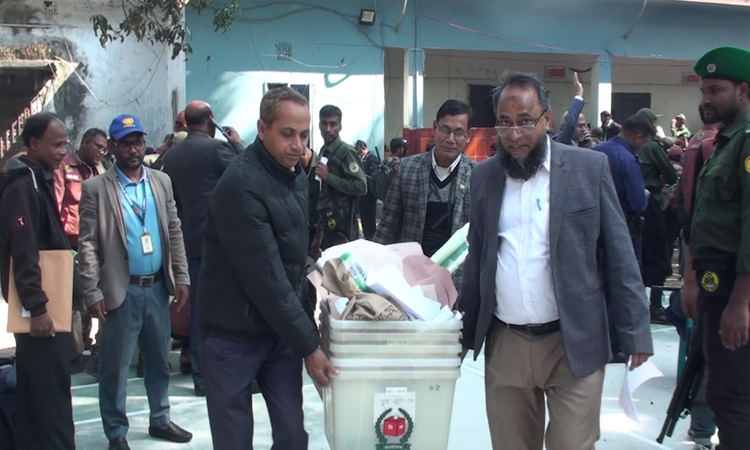 নাটোরে কেন্দ্রগুলোর ভোটগ্রহণ উপকরণ প্রদান কার্যক্রম শুরু