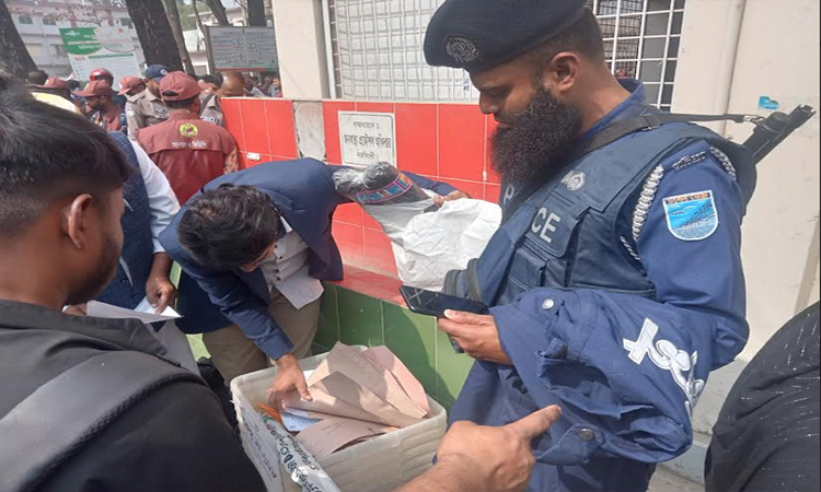 নরসিংদীর ৫টি আসনের ভোট কেন্দ্রে যাচ্ছে নির্বাচনের সরঞ্জাম