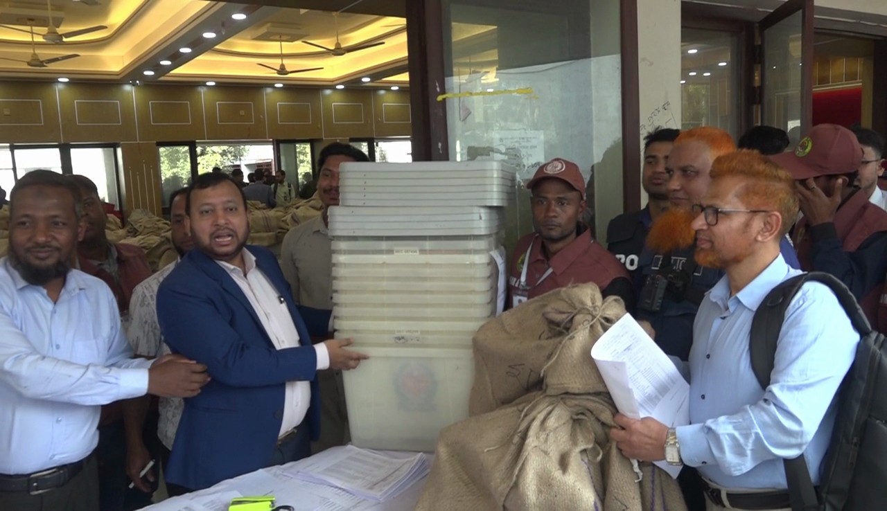 লক্ষ্মীপুরে চারটি আসনের ৪৯৬টি কেন্দ্রে পাঠানো হচ্ছে নির্বাচনী সরঞ্জাম