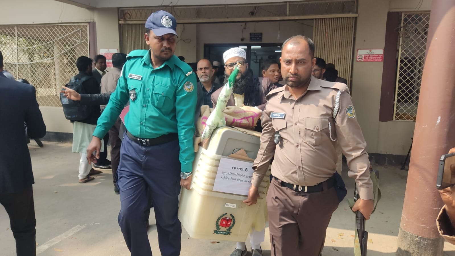 বরিশালে নির্বাচনের সরঞ্জাম বিতরণ