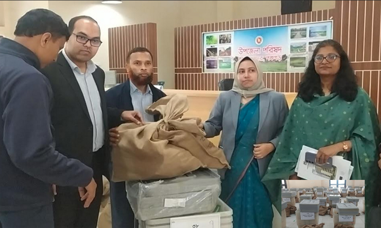 পঞ্চগড়ে ভোট কেন্দ্রে যাচ্ছে নির্বাচনী সরঞ্জাম