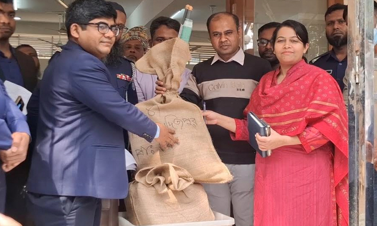 মাদারীপুরে ভোটকেন্দ্রে পাঠানো হচ্ছে নির্বাচনের সরঞ্জাম