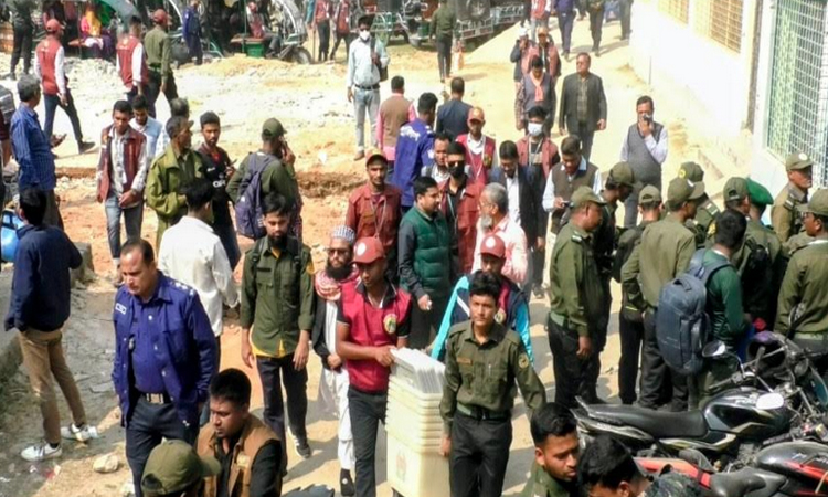 সিরাজগঞ্জের ভোটকেন্দ্রে যাচ্ছে নির্বাচনী সরঞ্জাম