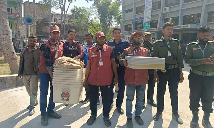 চুয়াডাঙ্গায় দুটি আসনে নির্বাচনী সরঞ্জামাদি প্রদান 