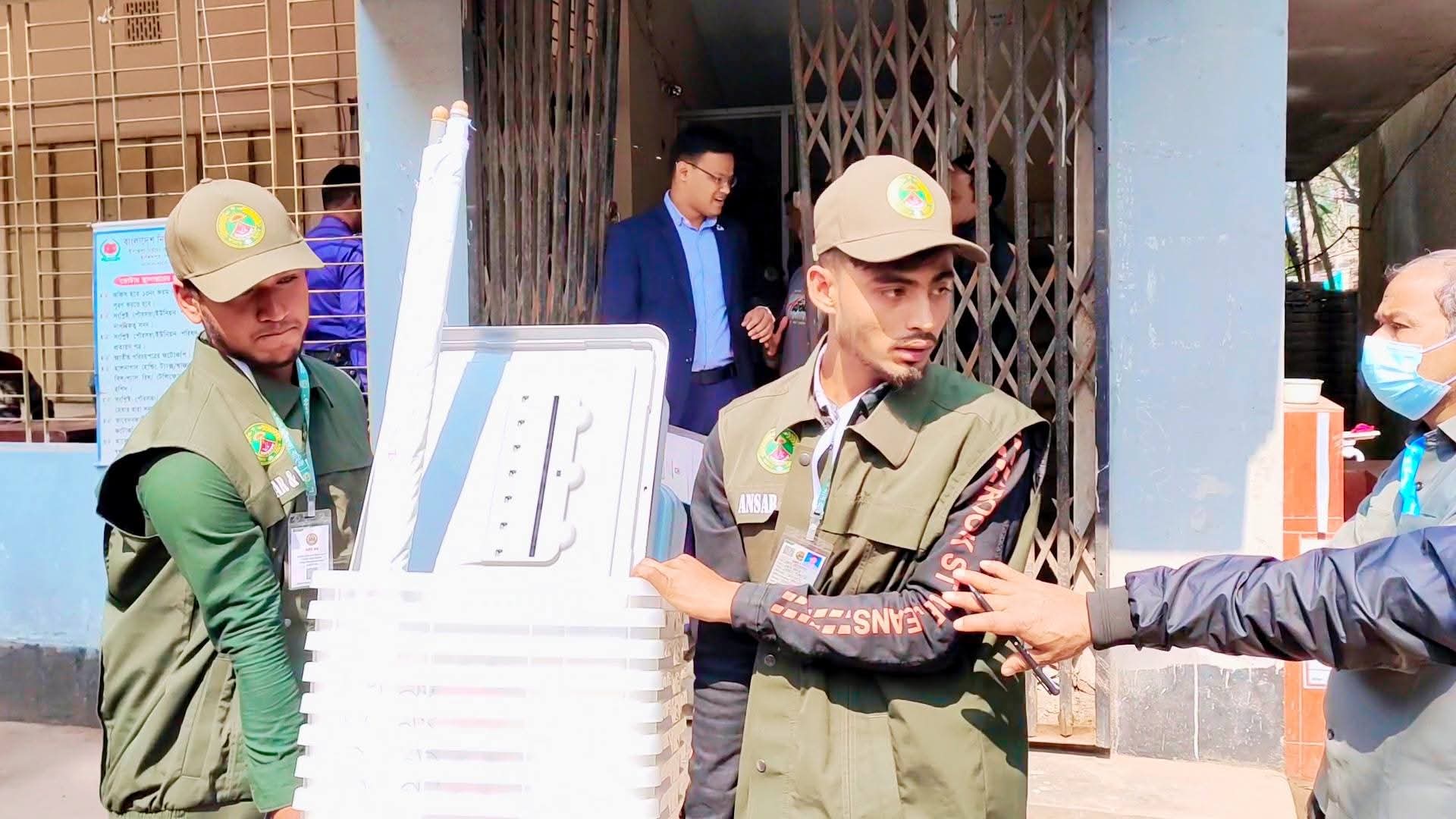 দিনাজপুরে ৮৪৪টি কেন্দ্রে নির্বাচনের সরঞ্জাম বিতরণ