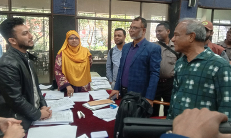 পুলিশ হেডকোয়ার্টার্সের অপারেশন কন্ট্রোল রুম পরিদর্শন করলেন স্বরাষ্ট্র উপদেষ্টা