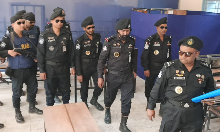 দিনাজপুরে র‌্যাব সদস্যরা সর্বোচ্চ সতর্ক অবস্থানে