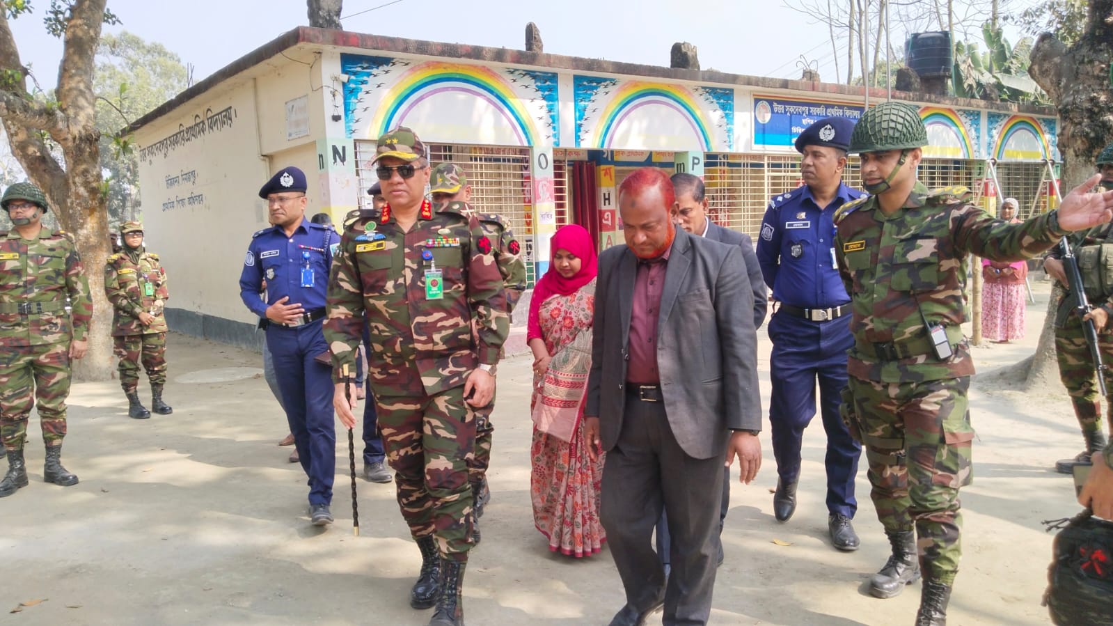 দিনাজপুরে ভোট কেন্দ্র পরিদর্শনে সেনাবাহিনী রংপুর এরিয়া কমান্ডার