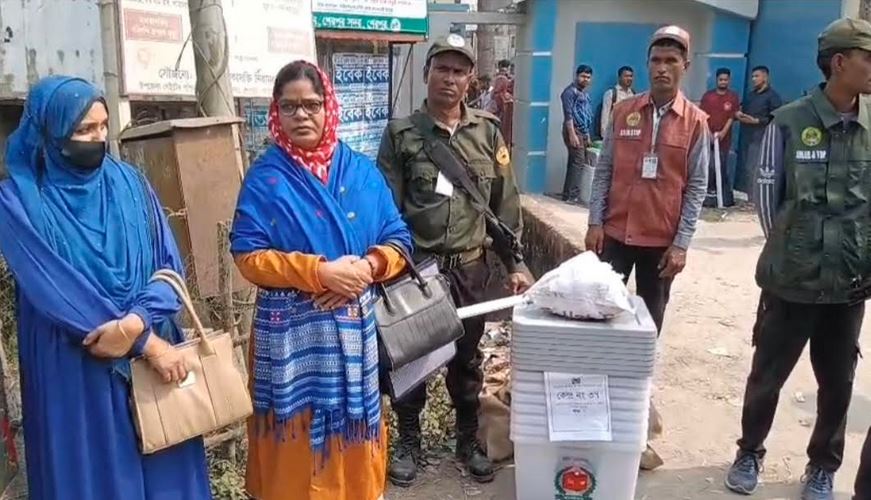 শেরপুরে কঠোর নিরাপত্তায় কেন্দ্রে পৌঁছাচ্ছে ভোটের সরঞ্জাম