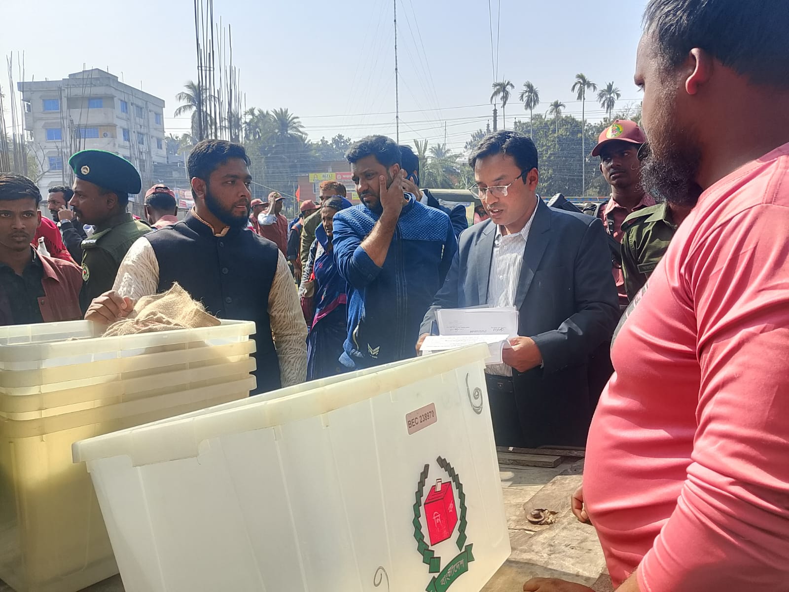 সাতক্ষীরায় ভোট কেন্দ্রগুলোতে পৌঁছেছে নির্বাচনী সরঞ্জাম