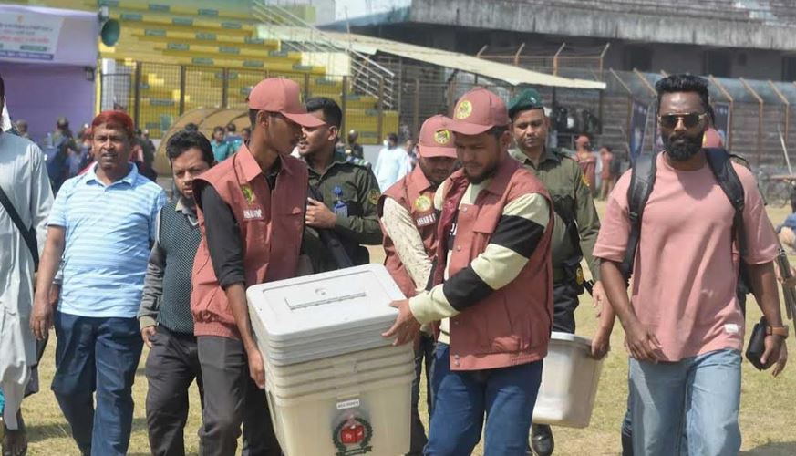 উৎসবের অপেক্ষা; চট্টগ্রামের কেন্দ্রে কেন্দ্রে পৌঁছেছে ভোটের উপকরণ