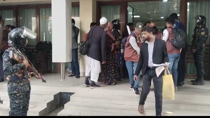 টাঙ্গাইলের ৮টি আসনে ১ হাজার ৬৩টি কেন্দ্রে পৌঁছে গেছে নির্বাচনি সরঞ্জাম