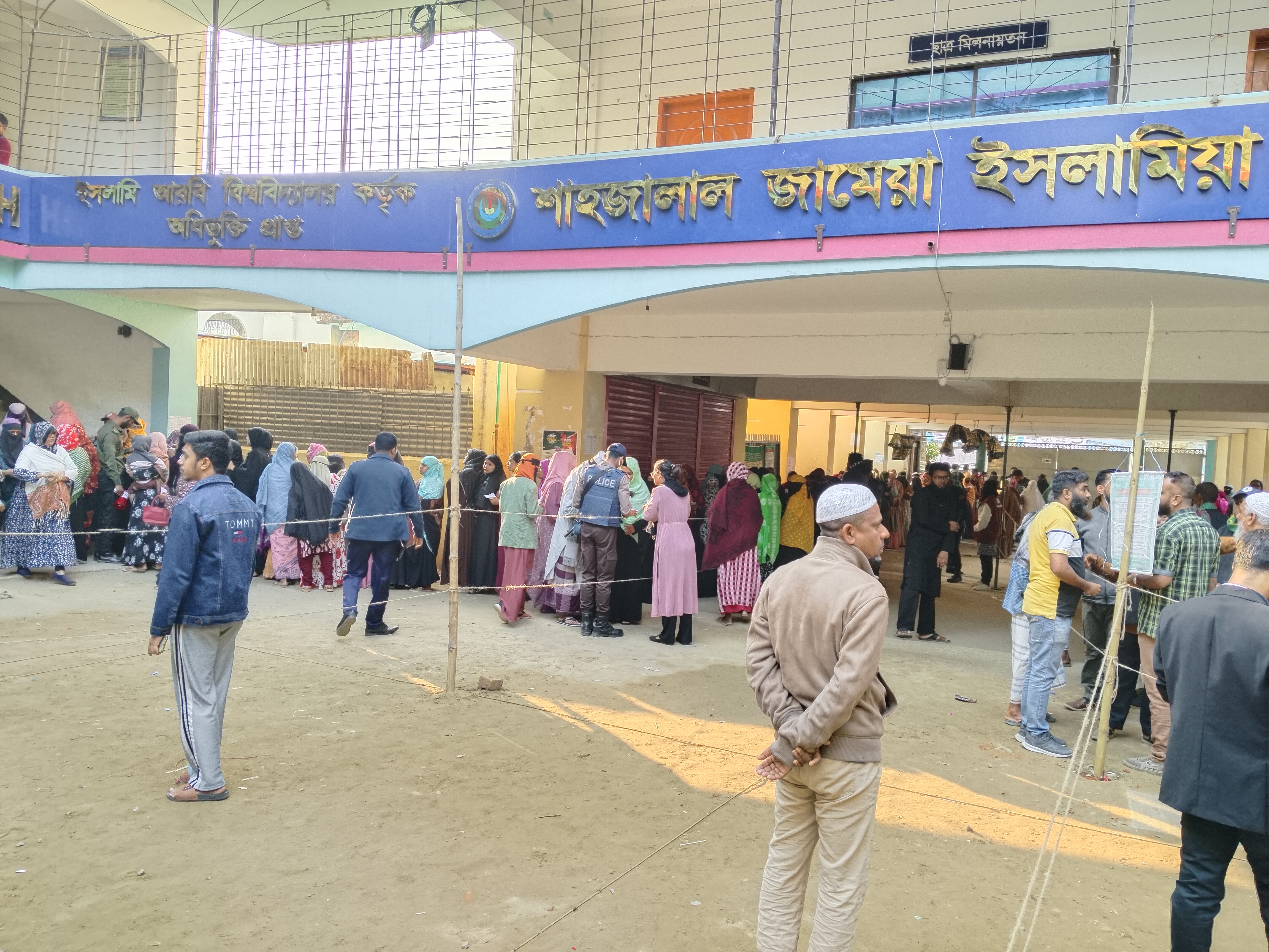 সিলেটে উৎসবমুখর পরিবেশে ভোটগ্রহণ শুরু