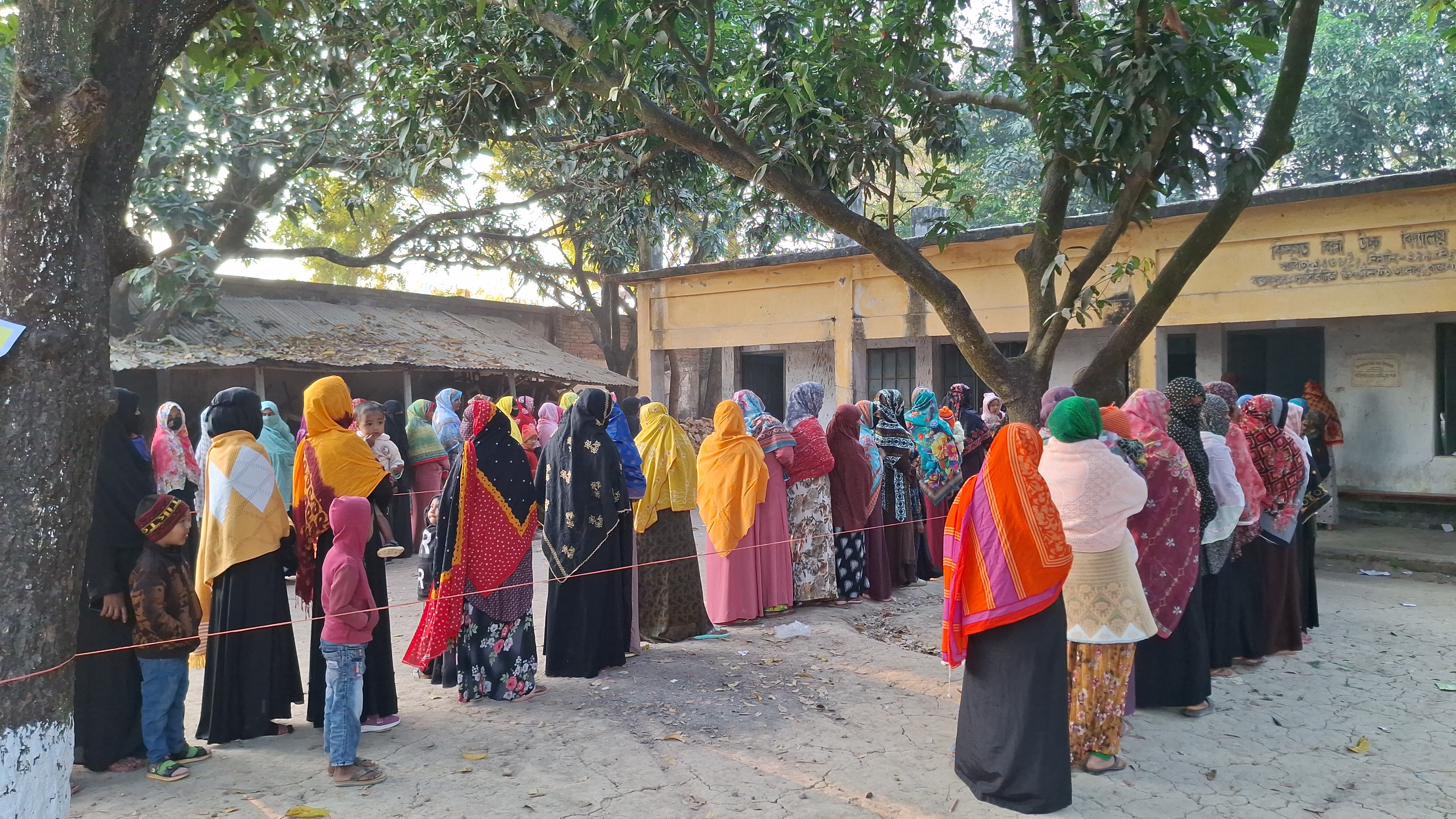 রাজশাহীতে শান্তিপূর্ণ ও উৎসবমুখর পরিবেশে ভোটগ্রহণ শুরু