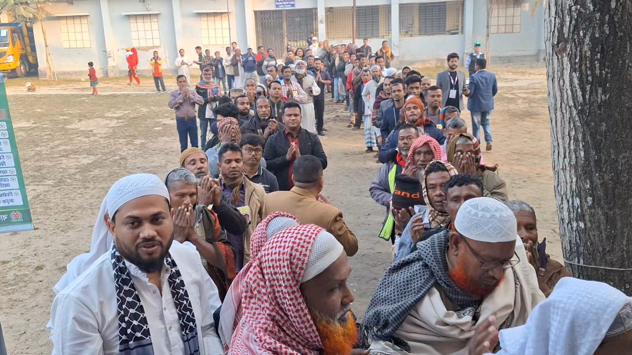 মোনাজাতের মাধ্যমে ভোট প্রদান শুরু করলেন কিশোরগঞ্জের ভোটাররা