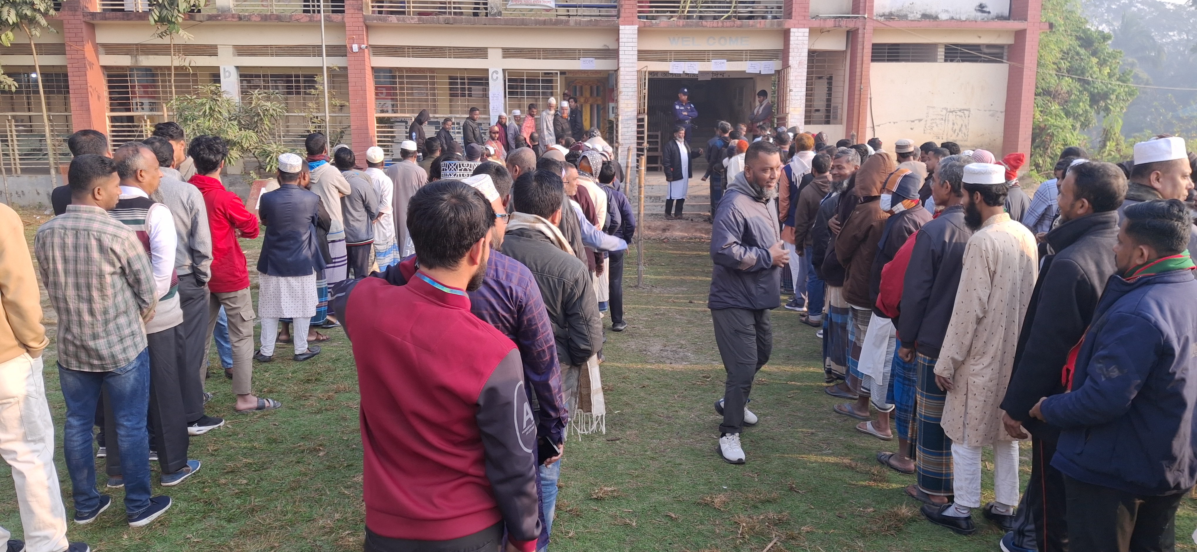 নোয়াখালীতে ভোরের আলো ফোটার আগেই ভোটারদের দীর্ঘ লাইন