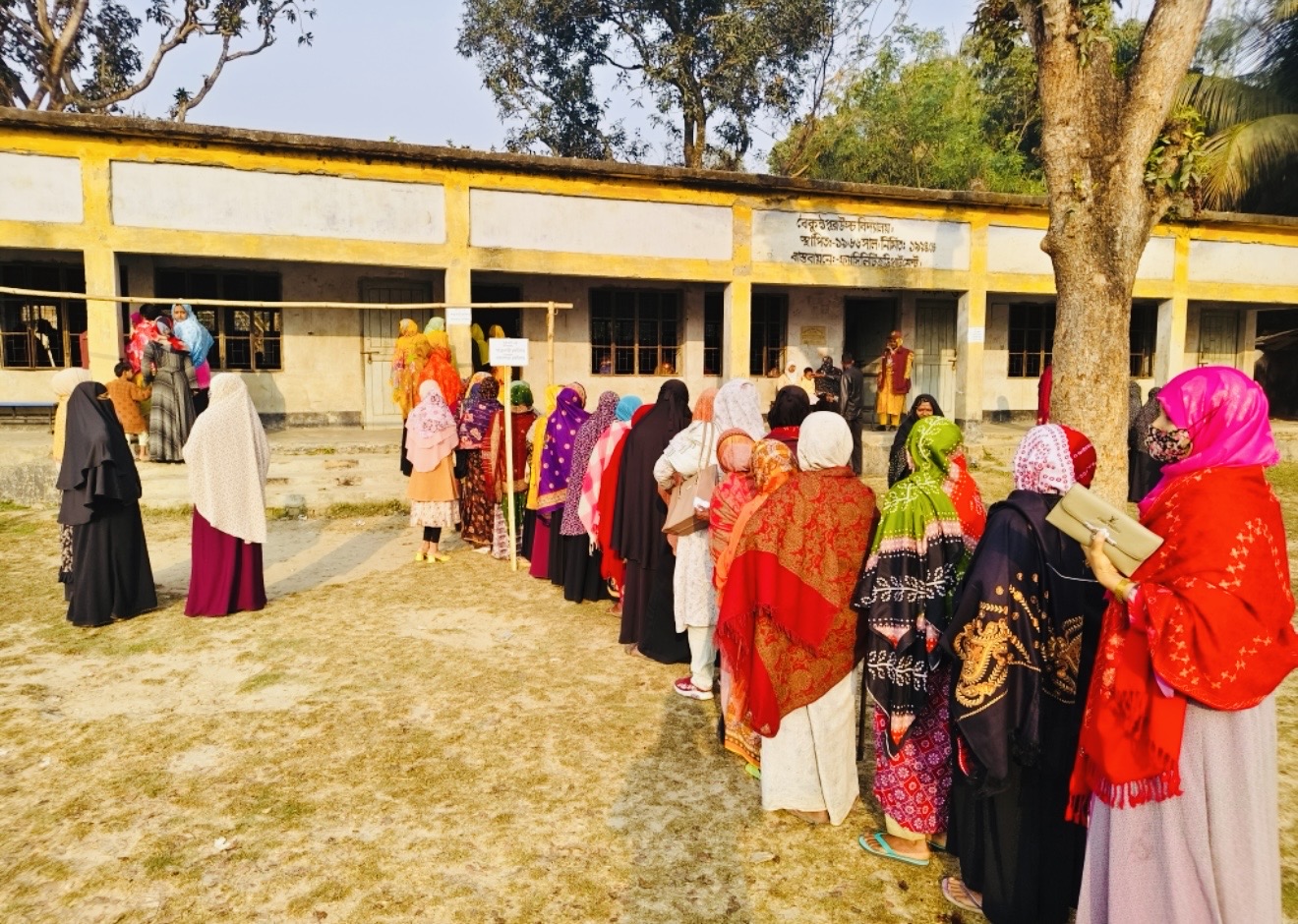 নওগাঁয় ভোটগ্রহণ শুরু : নারীদের উপস্থিতি বেশি