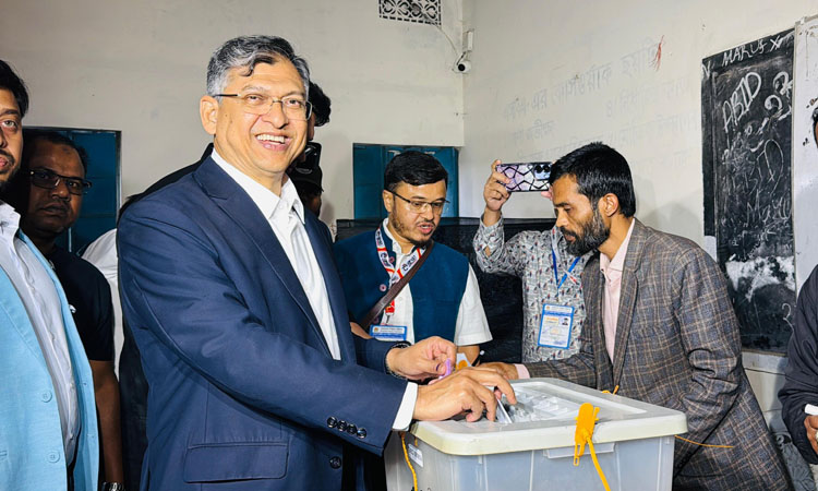 কক্সবাজারের পেকুয়া জি এম সি ইনিস্টিউট কেন্দ্রে ভোট দিলেন সালাহউদ্দিন আহমদ