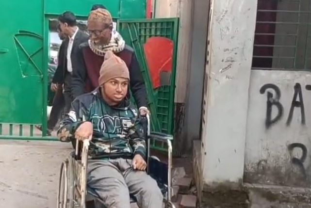 ভোট দিলেন নতুন ভোটার শারীরিক প্রতিবন্ধী তৌকির