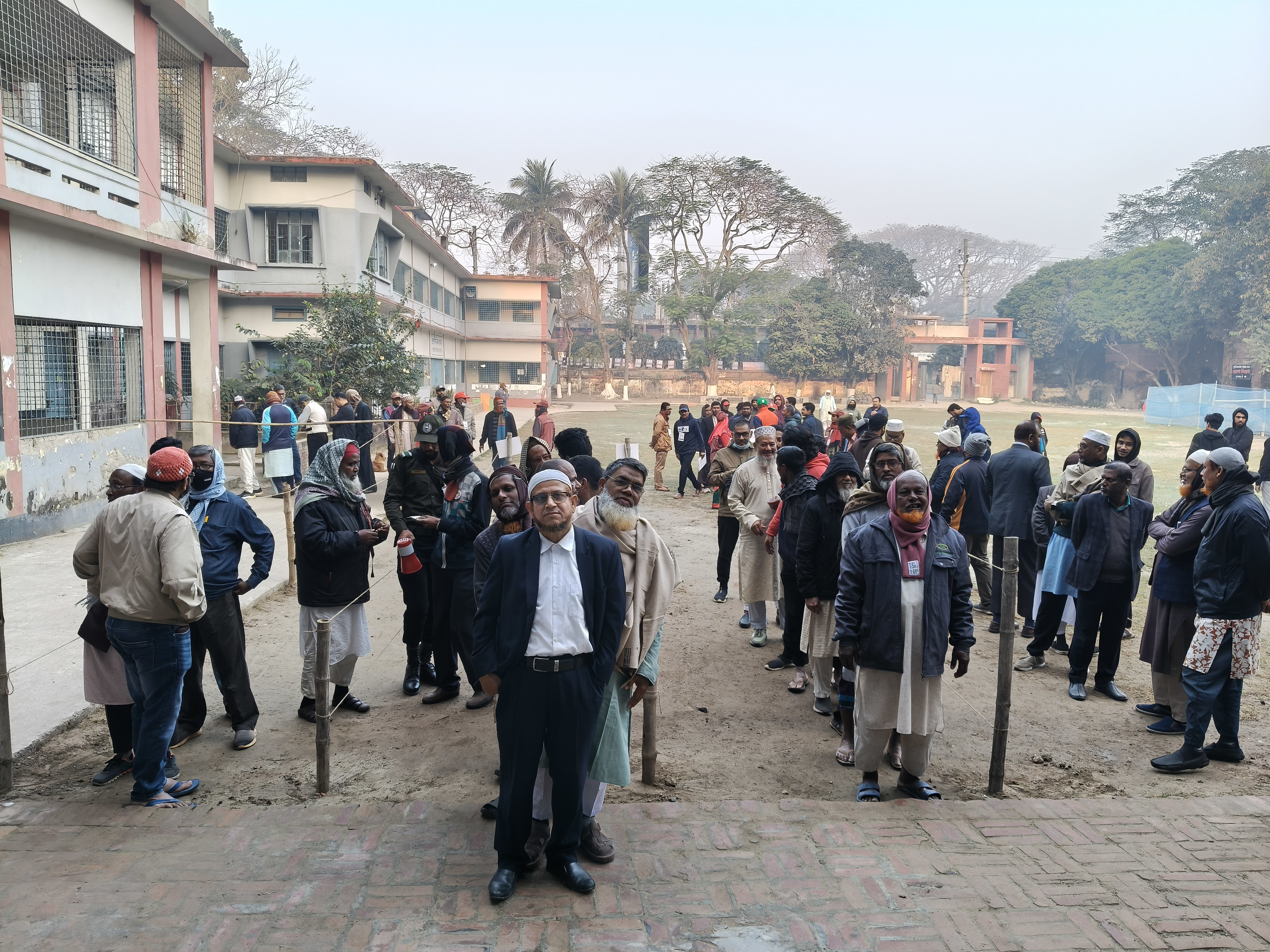 রাজবাড়ীতে ভোটের উৎসবে মেতেছেন ভোটাররা