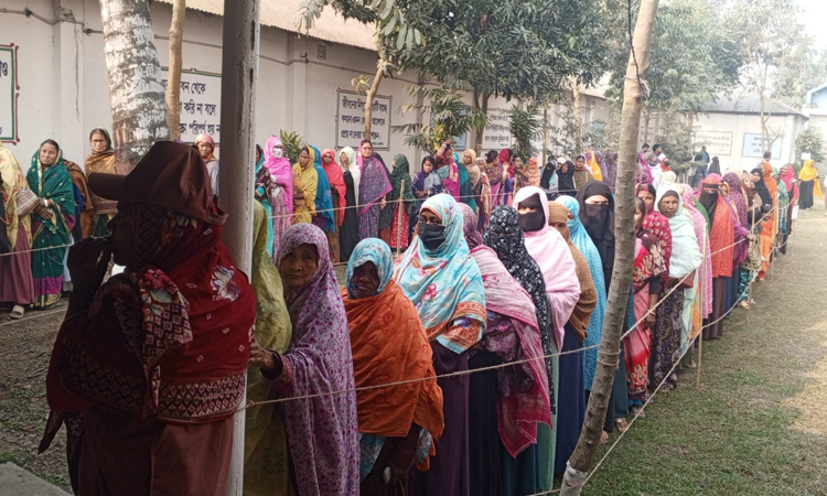 সুনামগঞ্জে শান্তিপূর্ণভাবে ভোটগ্রহণ চলছে, মহিলা ভোটারদের উপস্থিতি বেশি