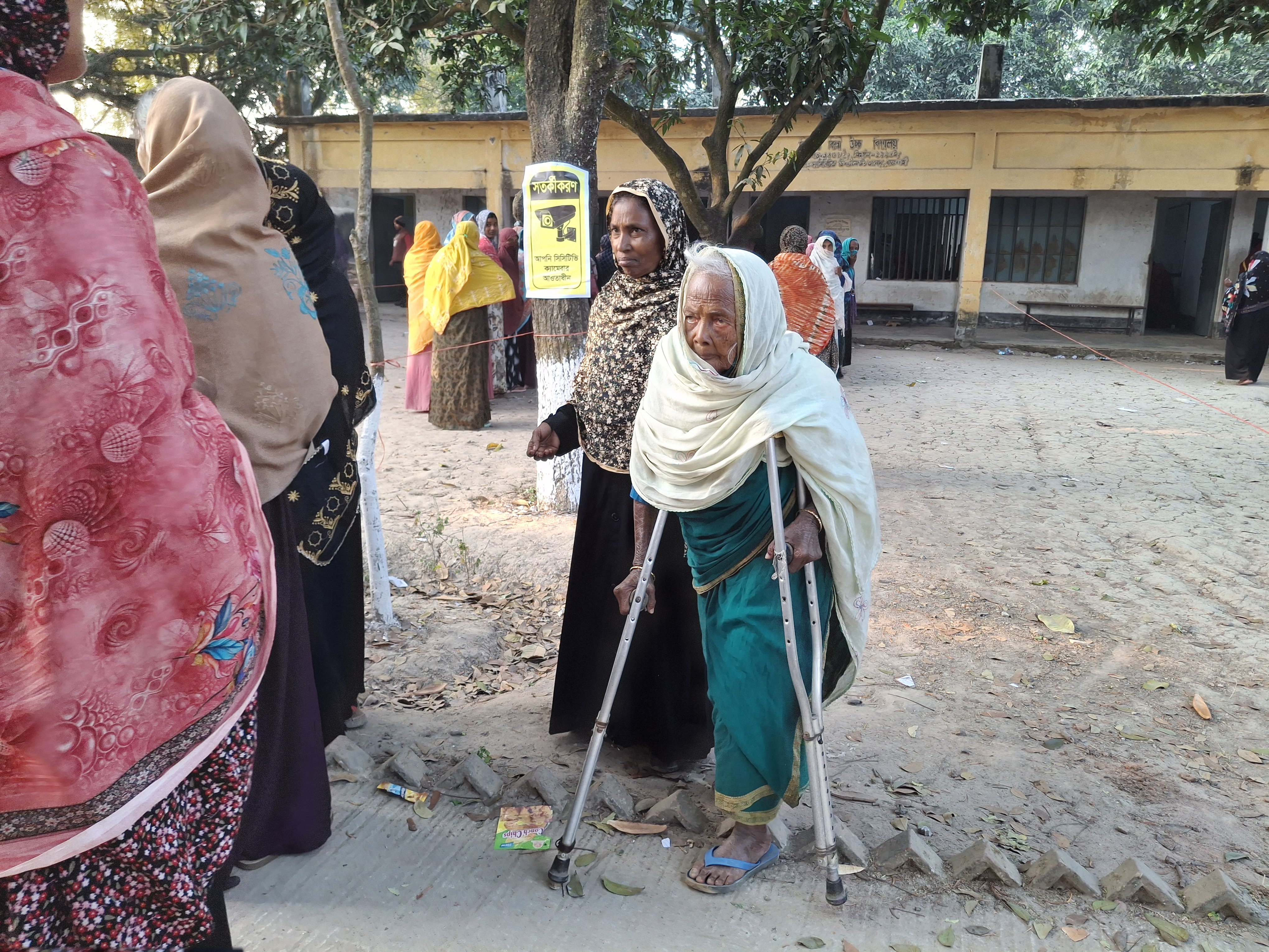 দুই ক্র্যাচে ভর দিয়ে ভোট কেন্দ্রে রাজশাহীর বৃদ্ধা দুলোন