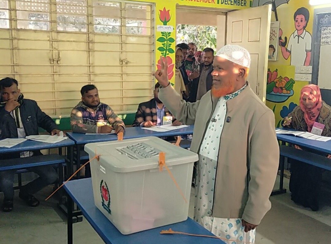 চাঁপাইনবাবগঞ্জে শান্তিপূর্ণ পরিবেশে ভোট গ্রহণ চলছে