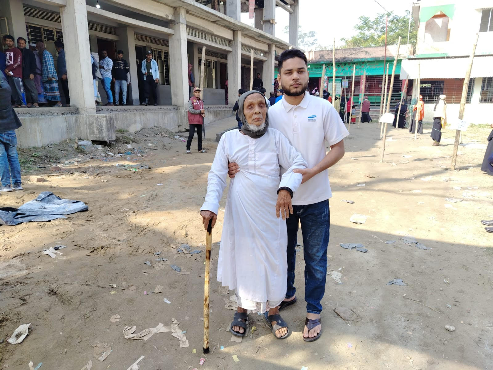 নলছিটিতে ৯৫ বছরেও ভোটের টানে কেন্দ্রে আব্দুল সত্তার গাজী