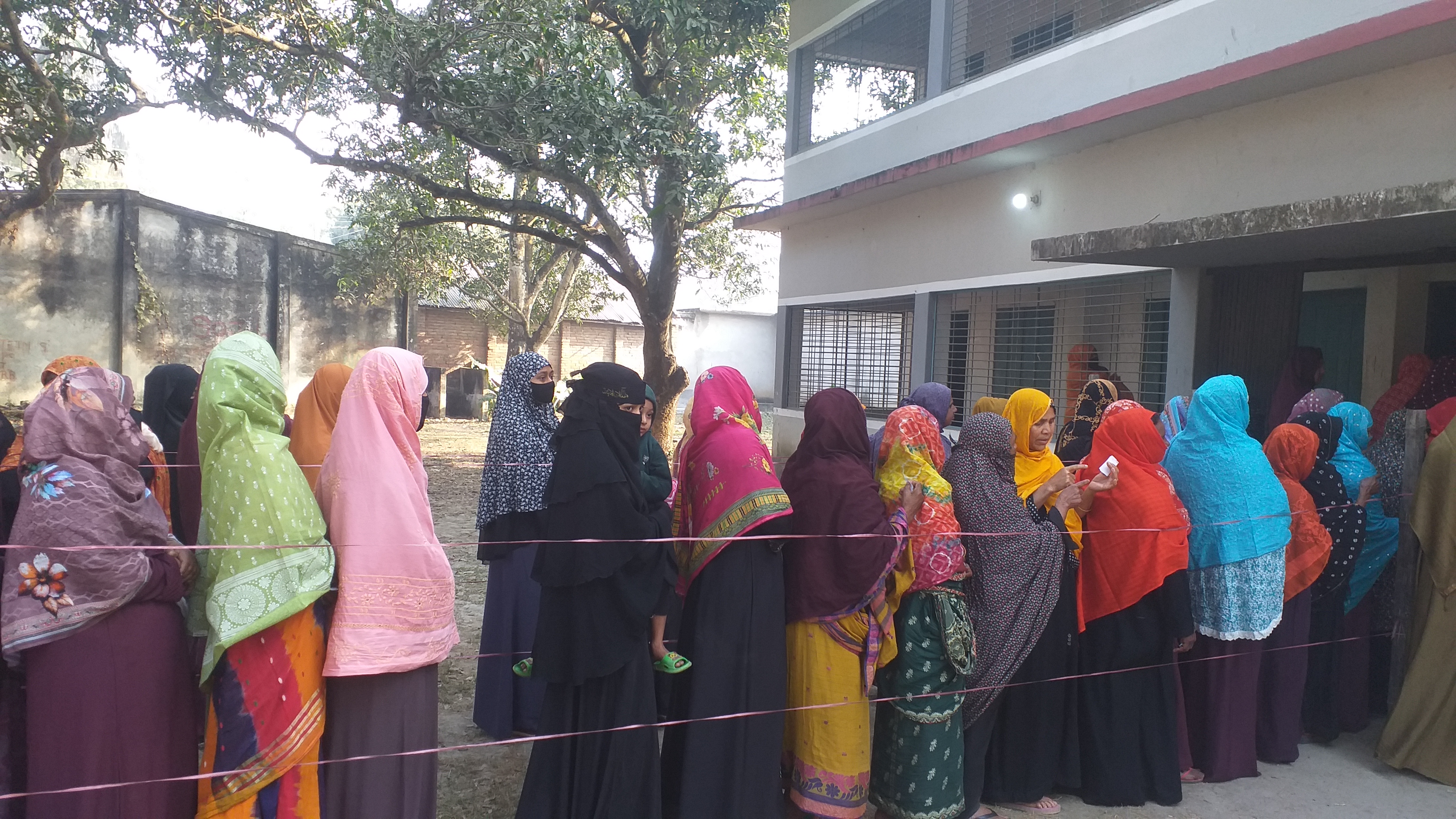 মেহেরপুরে উৎসবমুখর পরিবেশে ভোট দিয়ে খুশি ভোটাররা