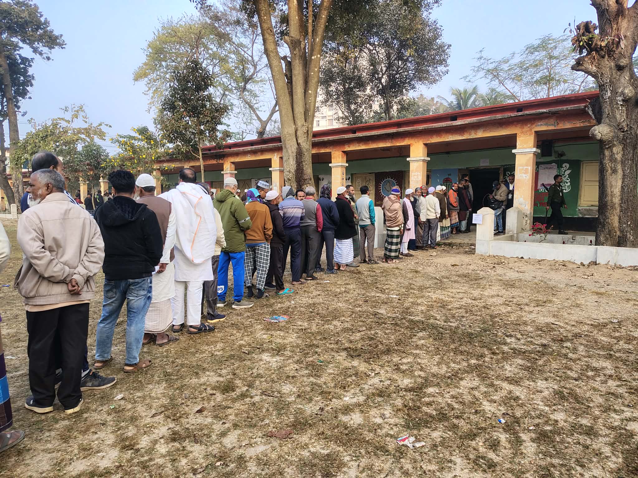 বগুড়ায় উৎসবমুখর পরিবেশে চলছে ভোটগ্রহণ