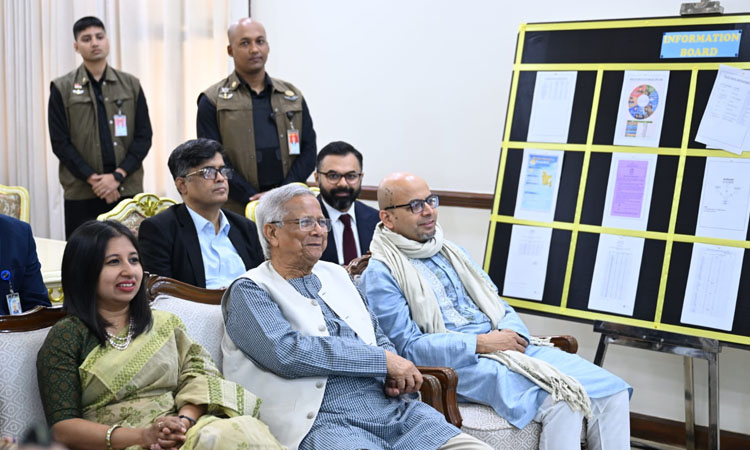 পুলিশ সদর দপ্তরের নিয়ন্ত্রণ কক্ষ থেকে ভোটদানের চিত্র পর্যবেক্ষণ করলেন প্রধান উপদেষ্টা