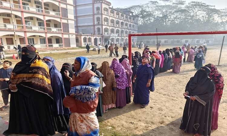 উৎসবমুখর পরিবেশে সারাদেশে জাতীয় সংসদ নির্বাচন ও গণভোট চলছে