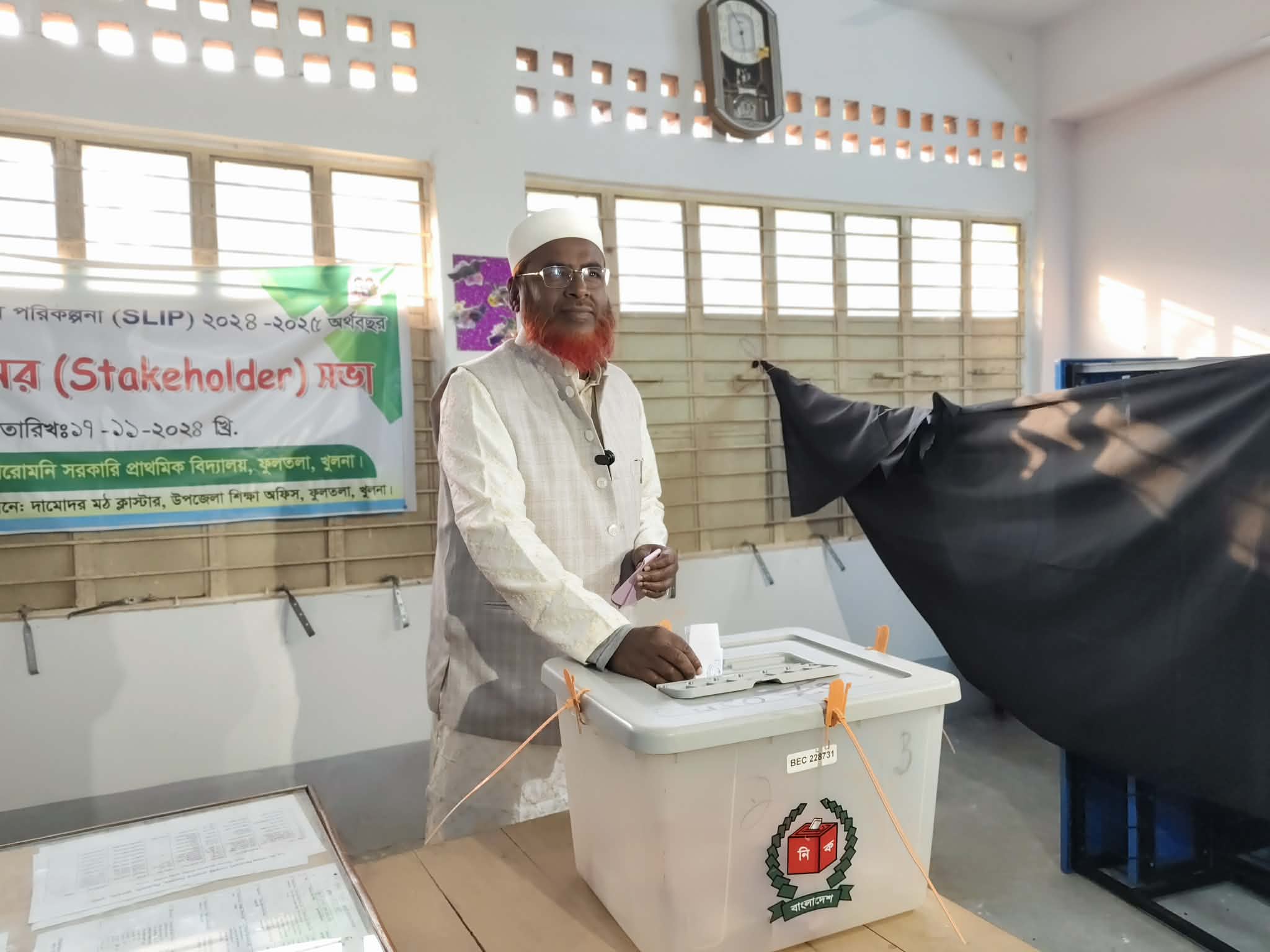 জামায়াত সেক্রেটারি গোলাম পরওয়ার ভোট দিলেন ফুলতলায়