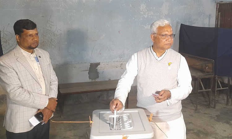 দিনাজপুরে ডা. জাহিদ হোসেন সহ ৬টি আসনের বিএনপি প্রার্থীদের ভোট প্রদান