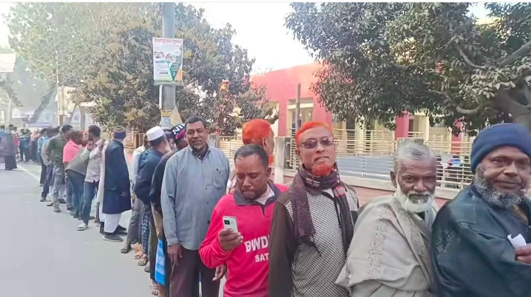 সাতক্ষীরায় উৎসবমুখর পরিবেশে ভোটগ্রহণ চলছে