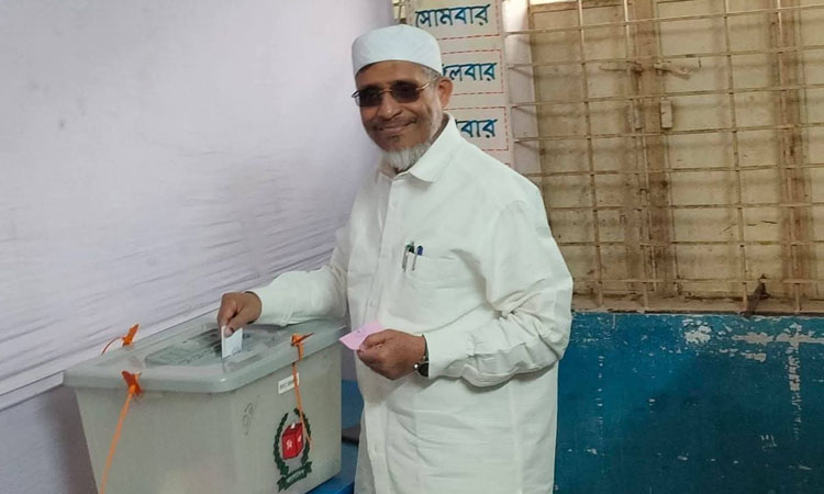 নেত্রকোণায় সপরিবারে ভোট দিলেন সাবেক স্বরাষ্ট্র প্রতিমন্ত্রী লুৎফুজ্জামান বাবর