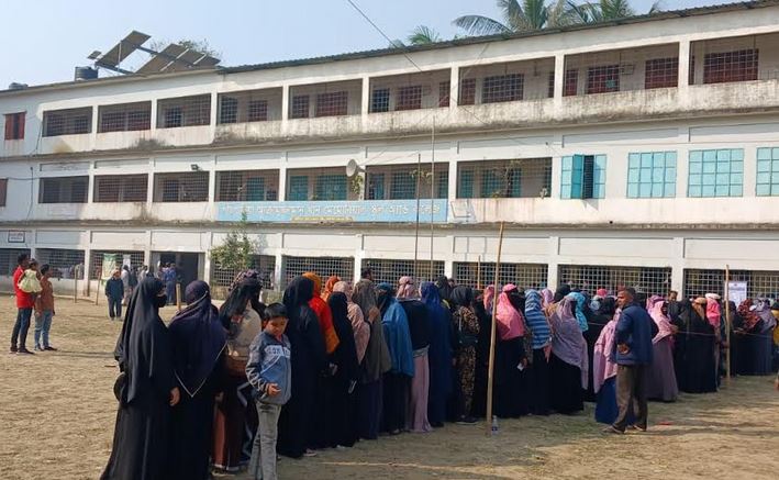 ফেনীতে শান্তিপূর্ণ  পরিবেশে ভোট গ্রহণ চলছে