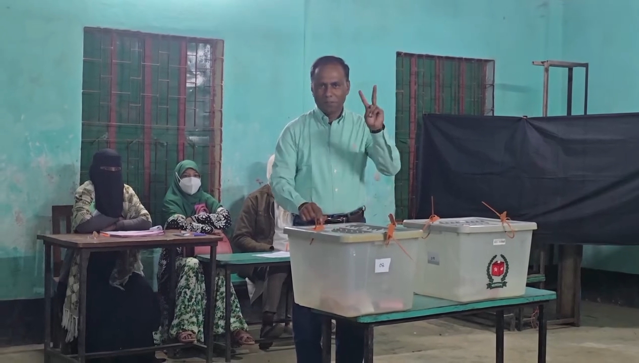 নেত্রকোণায় নিজ কেন্দ্রে ভোট দিলেন বিএনপি প্রার্থী কায়সার কামাল