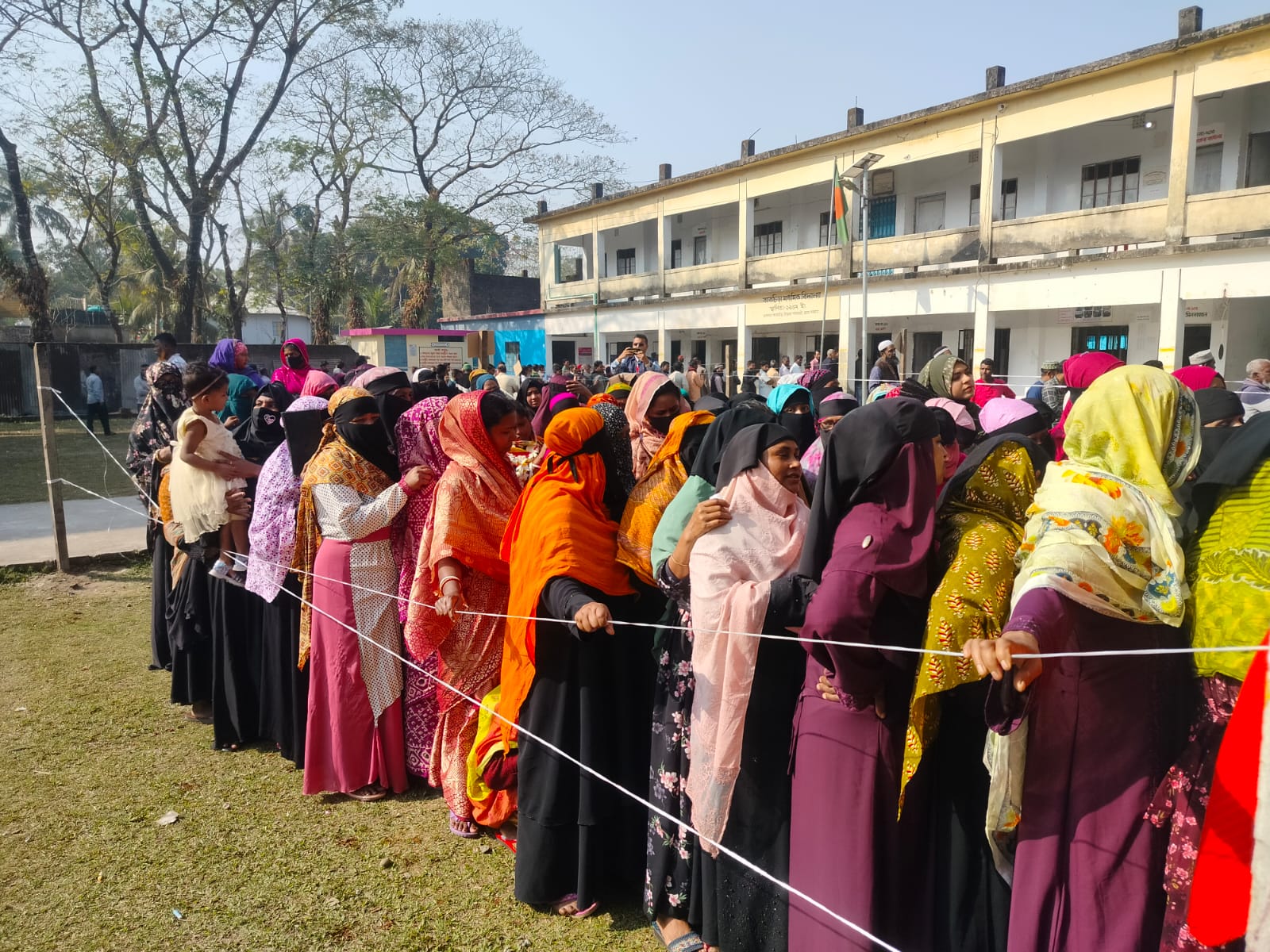বরগুনায় শান্তিপূর্ণ পরিবেশে ভোটগ্রহণ চলছে 